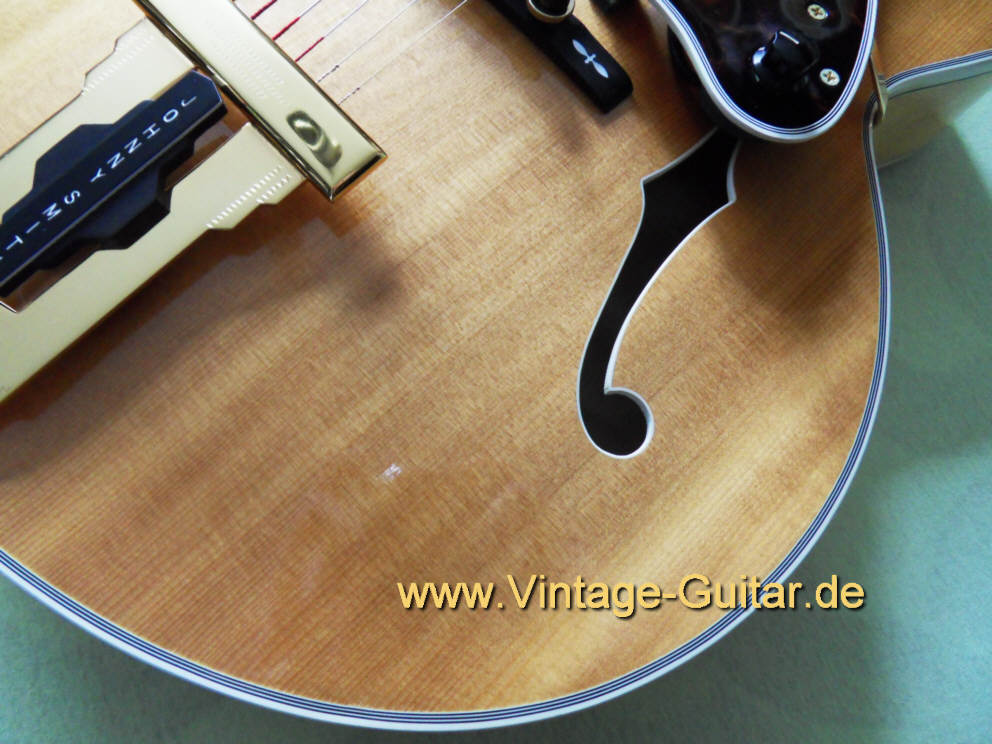 Gibson Johnny Smith 1976 body close.jpg